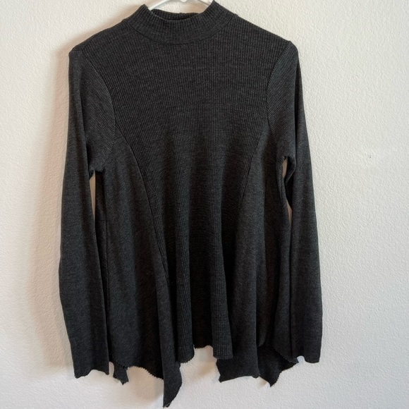 TLA Women’s Gray Waffle Knit Top Size Medium - Picture 2 of 9